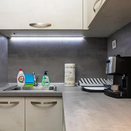 Modernly-designed 1bd With A Terrace