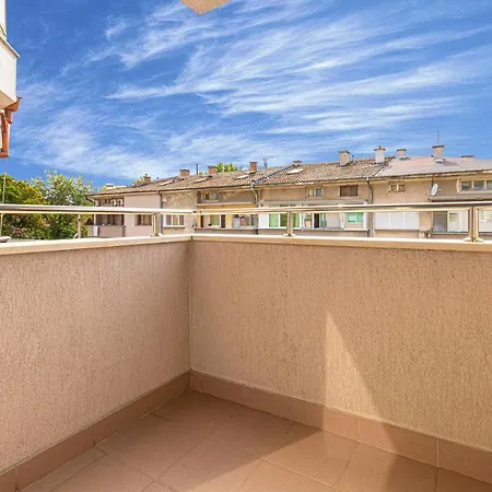 Modernly-designed 1bd With A Terrace Apartment *