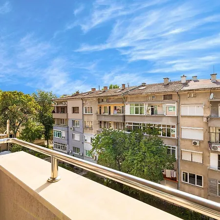 Modernly-designed 1bd With A Terrace Apartment